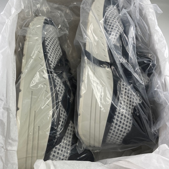 Stuart Weitzman black & white Hartley knit sneakers in box 7b - Picture 7 of 12